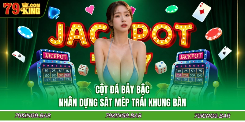 Cột đá bảy bậc nhân dựng sát mép trái khung bàn